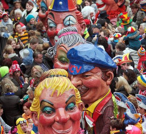 Schwellköpp des Mainzer Carneval Vereins  (MCV) beim Mainzer Auftakt zur Fastnachtssaison; Bild: dpa
