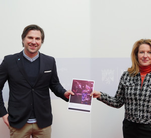 Medienstaatssekretärin Heike Raab nimmt die E-Sport-Studie von ZDF Digital- Geschäftsführer Michael Kollatschny entgegen