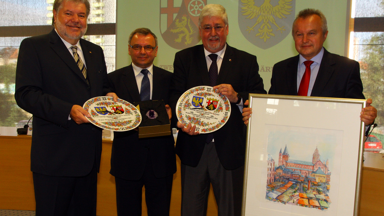Austausch der Gastgeschenke; Bild: Krzysztof Swiderski / © Staatskanzlei