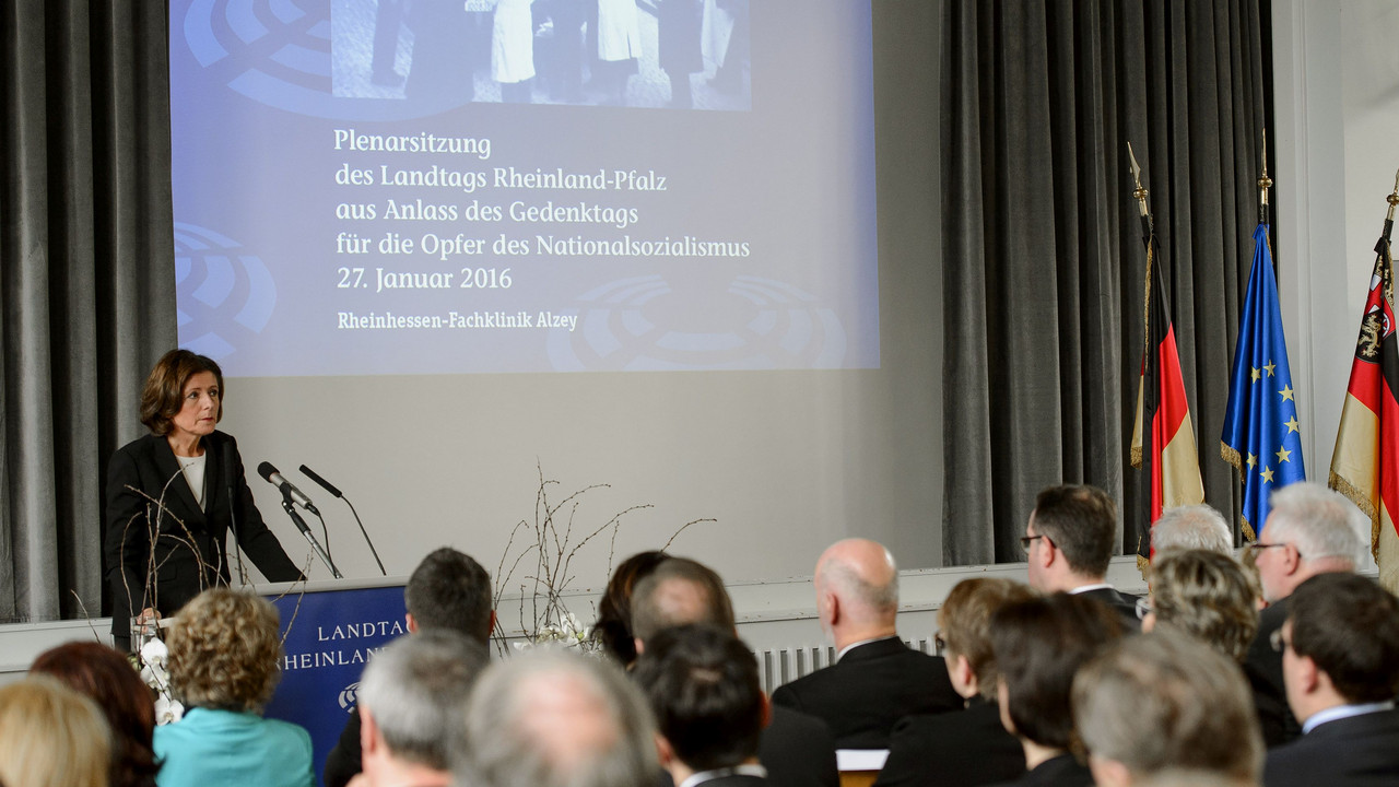 Ministerpräsidentin Malu Dreyer bei der Plenarsitzung des Landtags anlässlich des Gedenktages für die Opfer des Nationalsozialismus.