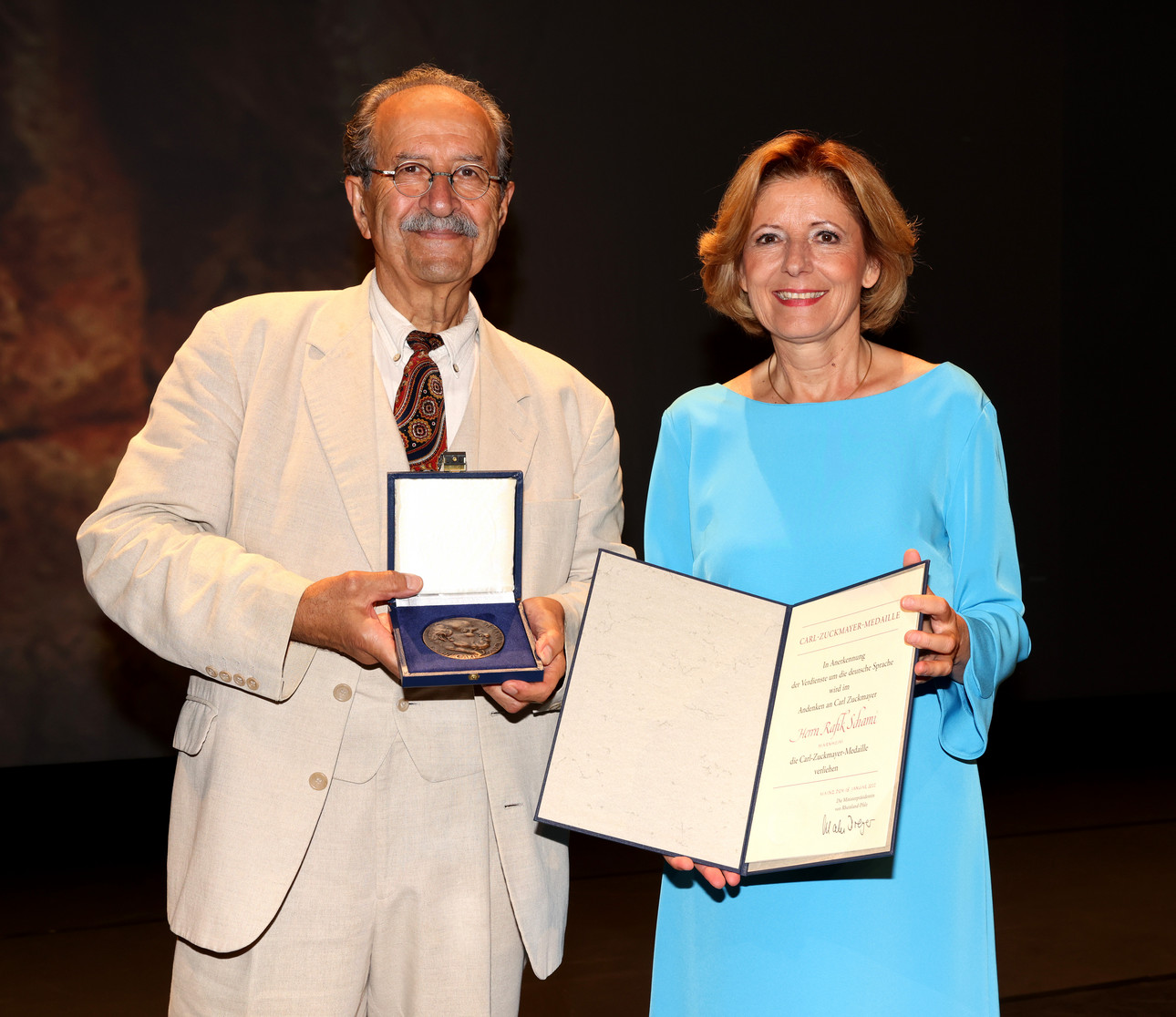 Ministerpräsidentin Malu Dreyer zeichnet den deutsch-syrischen Schriftsteller Rafik Schami mit der Carl-Zuckmayer-Medaille aus.