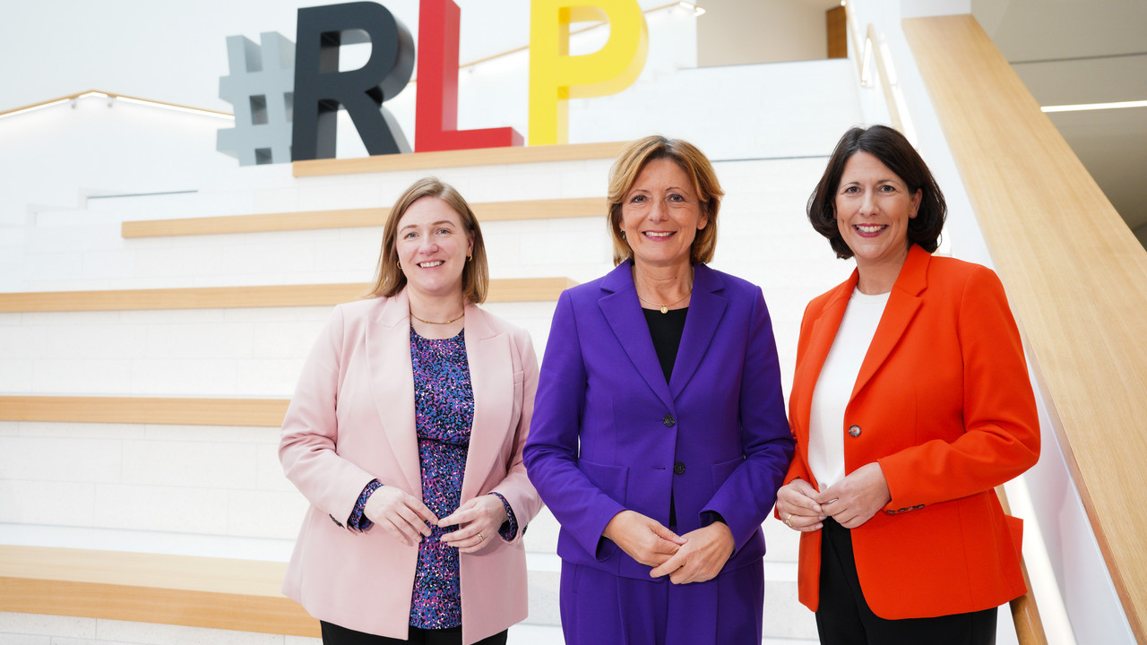 Gruppenbild von Ministerpräsidentin Malu Dreyer, Ministerin Katharina Binz und Ministerin Daniela Schmitt