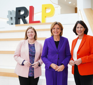 Gruppenbild von Ministerpräsidentin Malu Dreyer, Ministerin Katharina Binz und Ministerin Daniela Schmitt