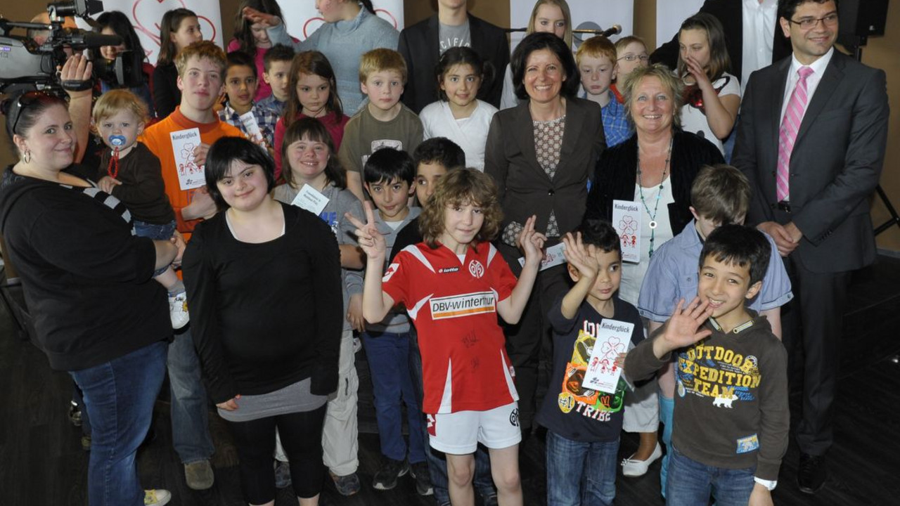 Ministerpräsidentin Malu Dreyer, Kinder- und Jugendministerin Irene Alt, der Lotto-Aufsichtsratsvorsitzende Staatssekretär Salvatore Barbaro und Musiker Oliver Mager mit Kindern; Bild: Peter Seydel / © Lotto RLP