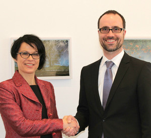 Die Botschafterin der Republik Slowenien, Marta Kos Marko, mit dem Chef der Staatskanzlei, Staatssekretär Clemens Hoch.