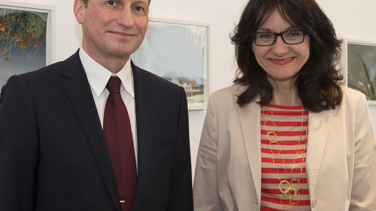Die Chefin der Staatskanzlei, Staatssekretärin Jacqueline Kraege, mit dem belgischen Generalkonsul Nicolaas Buyck; Bild: Peter Pulkowski / © Staatskanzlei