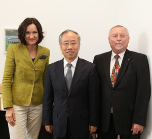 Staatssekretärin Kraege hat den chinesischen Generalkonsul Liang Jianquan empfangen; Foto: Stefan Sämmer / © Staatskanzlei Rheinland-Pfalz
