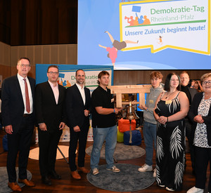 Innenminister Michael Ebling, Staatssekretär Janosch Littig, Wissenschaftsminister Clemens Hoch und Staatssekretärin Bettina Brück mit Bürgern und Bürgerinnen beim 18. Demokratietag