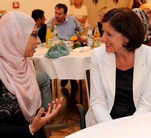 Ministerpräsidentin Malu Dreyer und Integrationsministerin Irene Alt mit Gästen beim ersten Fastenbrechen in der Staatskanzlei. Bilder: Kristina Schäfer / © Staatskanzlei