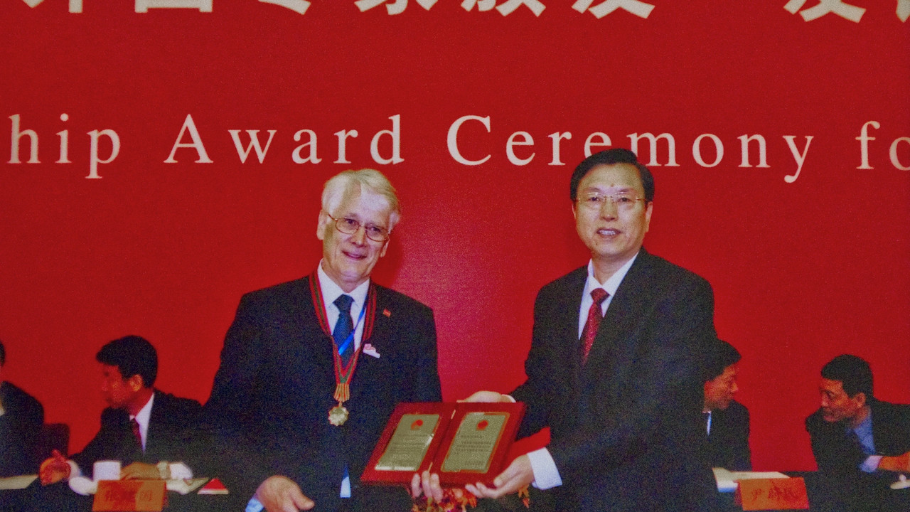 Prof.Werner E.G. Müller bei der Preisverleihung in China; Bild: Universitätsmedizin der JOGU Mainz