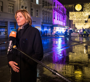 Ministerpräsidentin Malu Dreyer steht für ein Interview vor dem Zugang zur Fußgängerzone in Trier. 