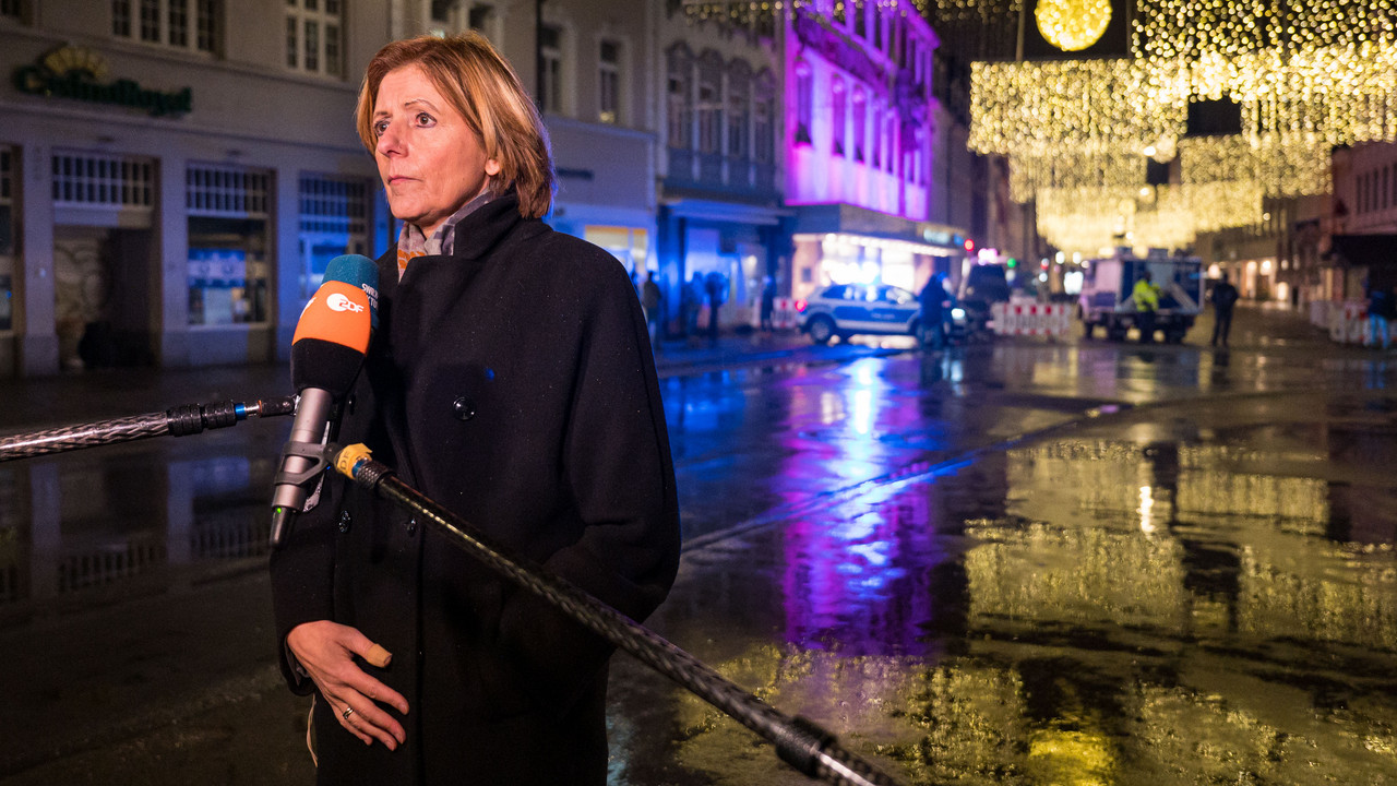 Ministerpräsidentin Malu Dreyer steht für ein Interview vor dem Zugang zur Fußgängerzone in Trier. 