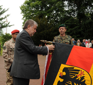 Ministerpräsident Beck verleiht das Fahnenband an das Führungsunterstützungsbataillon 281 in Gerolstein; Bild: Alexander Schumitz / © Staatskanzlei