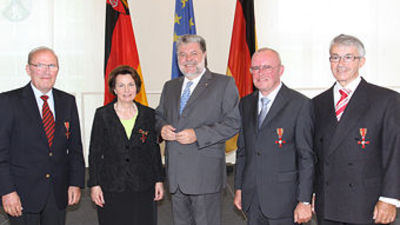 Kurt Beck mit Helga Hammer, Reinhard Roos, Horst Reinfrank und Helmut Ranze; Bild: Sämmer