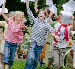 Schulferienbeginn, Kinder mit Zeugnissen; Bild: dpa-Archiv