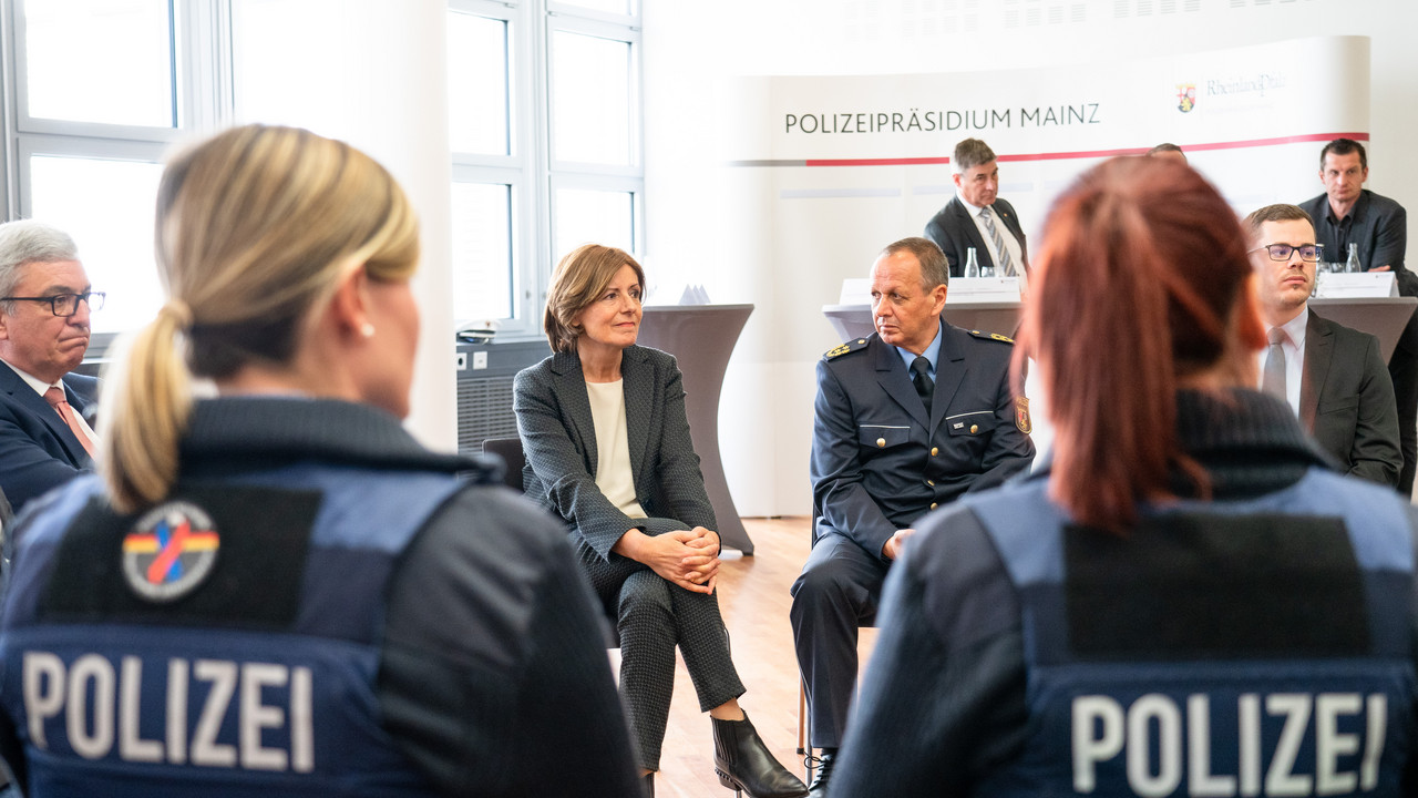 Ministerpräsidentin Malu Dreyer im Gespräch mit Polizisten.
