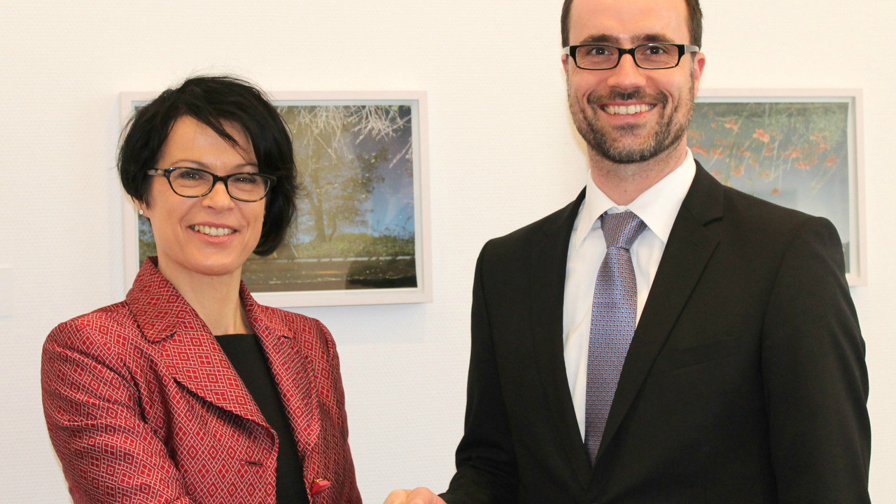 Die Botschafterin der Republik Slowenien, Marta Kos Marko, mit dem Chef der Staatskanzlei, Staatssekretär Clemens Hoch.