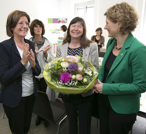 Ministerpräsidentin Dreyer und der Ministerrat gratulierten Umweltministerin Ulrike Höfken in Landau zu ihrem runden Geburtstag vor wenigen Tagen. Bild: © Staatskanzlei RLP / Voss