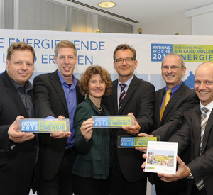 Wirtschaftsministerin Eveline Lemke übergibt Schilder "Ausgezeichnetes Projekt" an Teilnehmer der Aktionswoche "Rheinland-Pfalz: ein Land voller Energie!". V.l. Thomas Hennig (Lehrer) und Jan Crames (Schüler) von der David-Roentgen-Schule Neuwied, Andre