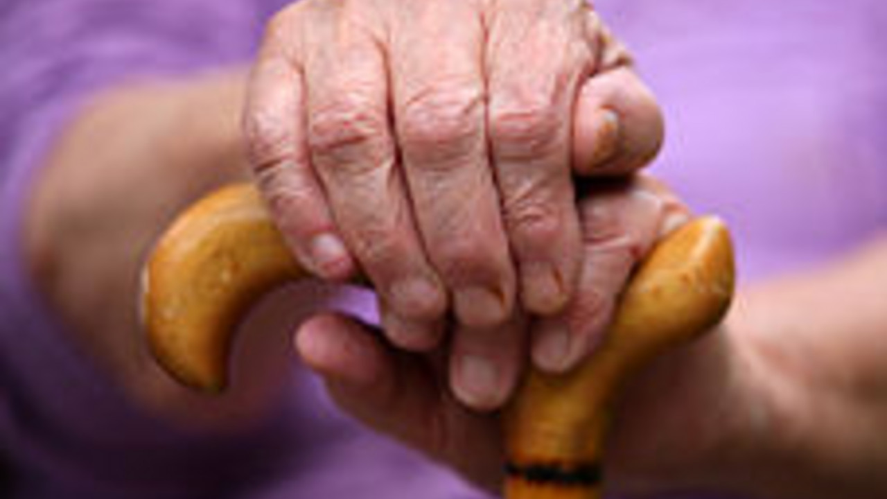 Seniorin mit Gehstock
