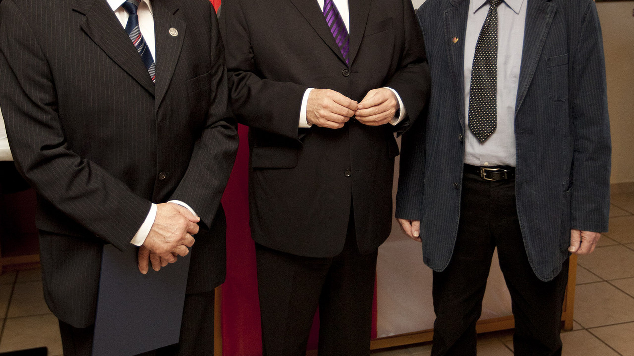 Ministerpräsident Kurt Beck mit den Geehrten; Bild: View