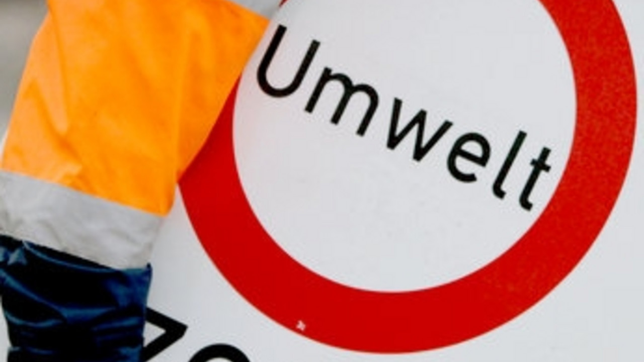Bauarbeiter mit Umweltzonen-Schild; Bild: dpa Archiv