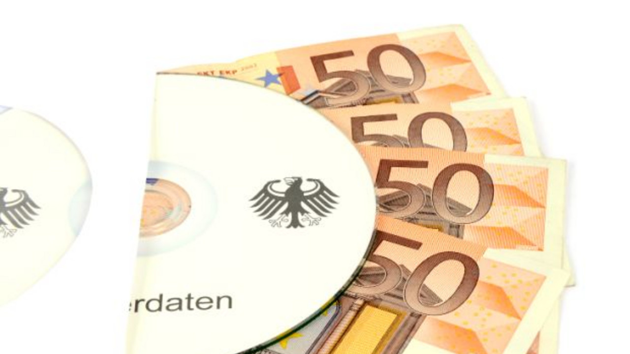 Daten-CD und Geld; Bild: dpa