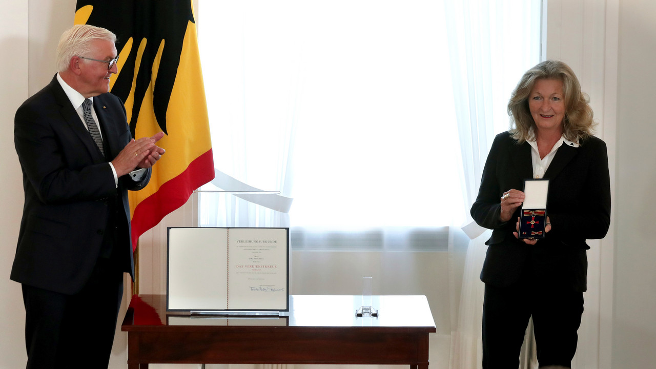 Elke Schlegel erhält den Bundesverdienstorden.