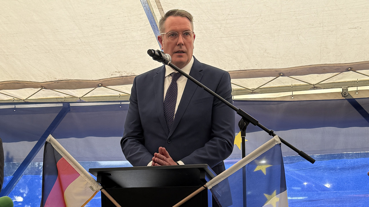 Ministerpräsident Alexander Schweitzer im deutsch-französischen Kindergarten Liederschiedt