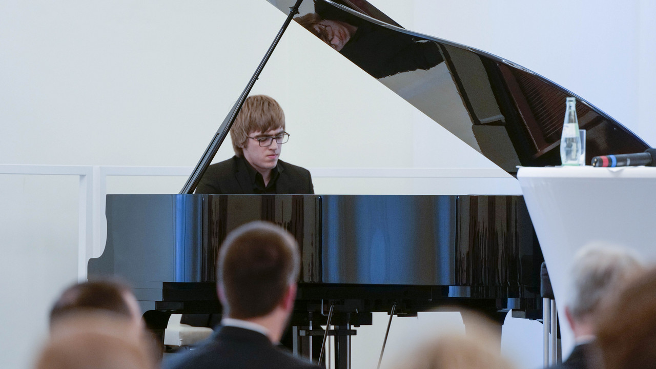 Enrico Noel Czmorek begleitete die Preisverleihung musikalisch.