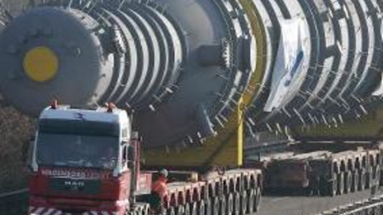 Ein Schwertransporter hat Teile für eine Erdölraffinerie geladen; Bild: dpa