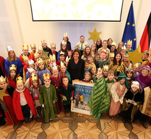 Ministerpräsidentin Malu Dreyer hat Sternsinger aus den Bistümern des Landes und der Nachbargemeinde der Staatskanzlei empfangen.