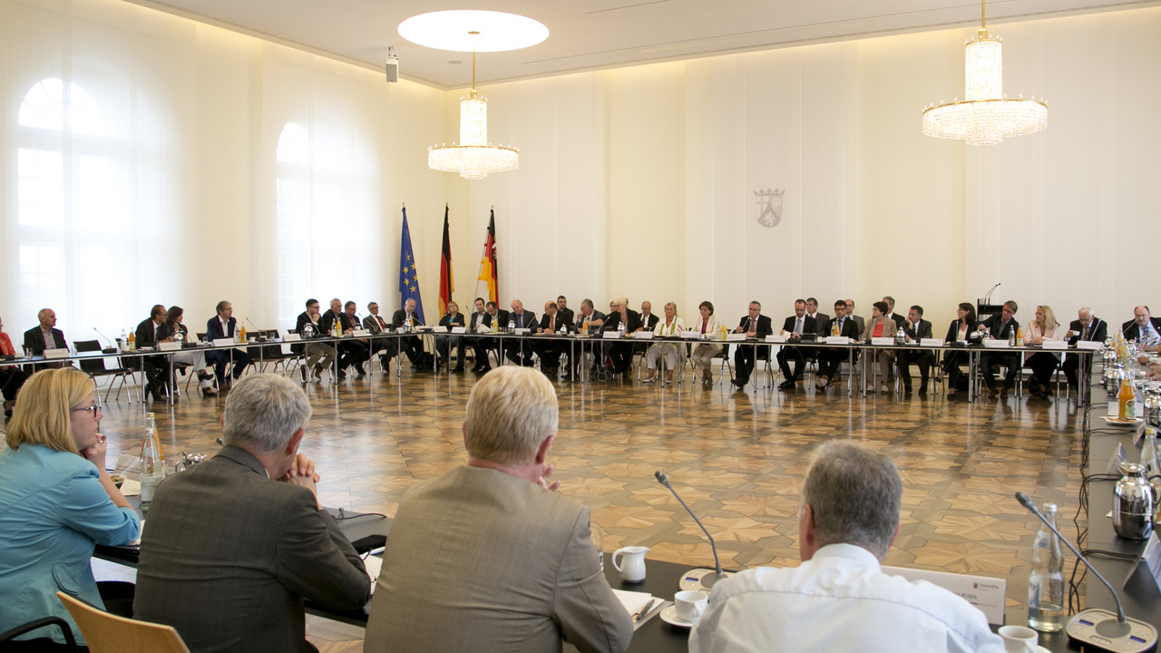 Treffen der Landräte und Oberbürgermeister mit der Landesregierung zur Flüchtlingsfrage. Leitung: Ministerpräsidentin Malu Dreyer