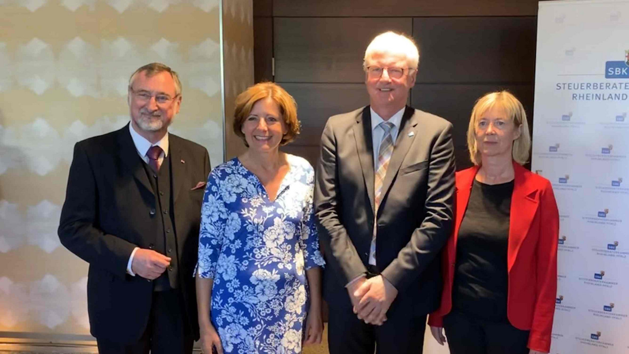 von links: Präsident der Steuerberaterkammer RLP Walter Sesterhenn, Ministerpräsidentin Dreyer, Vizepräsident Josef Ludwig, Finanzministerin Doris Ahnen