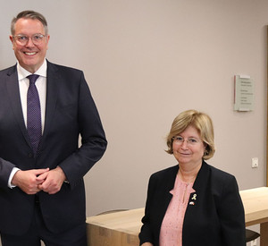 Ministerpräsident Alexander Schweitzer und die Generalkonsulin des Staates Israel, Tayla Lador-Fresher,