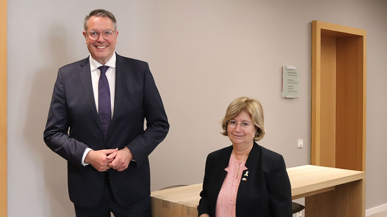 Ministerpräsident Alexander Schweitzer und die Generalkonsulin des Staates Israel, Tayla Lador-Fresher,