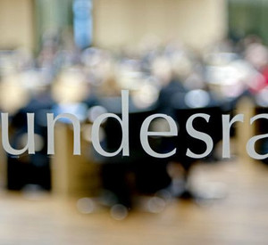 Glasscheibe im Bundesrat; Bild: dpa
