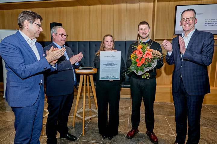 Ein Gruppenbild im rheinland-pfälzischen Landtagsrestaurant. Zu sehen v.l.n.r.: der Präsident des Sparkassenverbands Rheinland-Pfalz Thomas Hirsch, der stellv. Vorsitzende des Kinderschutzbundes Landesverband Rheinland-Pfalz Christian Zainhofer, die Bezirksjugendsekretärin der DGB-Jugend RLP/Saarland Caja Stübenrath, der Projektverantwortliche des NDC Rheinland-Pfalz Momme Zunker und der Innenminister des Landes Rheinland-Pfalz Michael Ebling