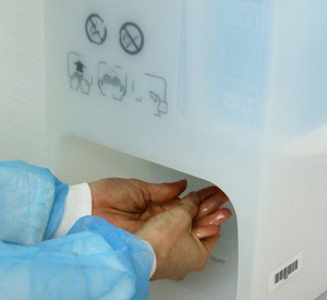 Im MRE-Netzwerk kooperieren Gesundheitsämter, Akutkrankenhäuser, Arztpraxen, ambulante und stationäre Pflegeeinrichtungen, Krankentransportdienste und anderen Akteure gegen multiresistente Erreger; Bild: dpa