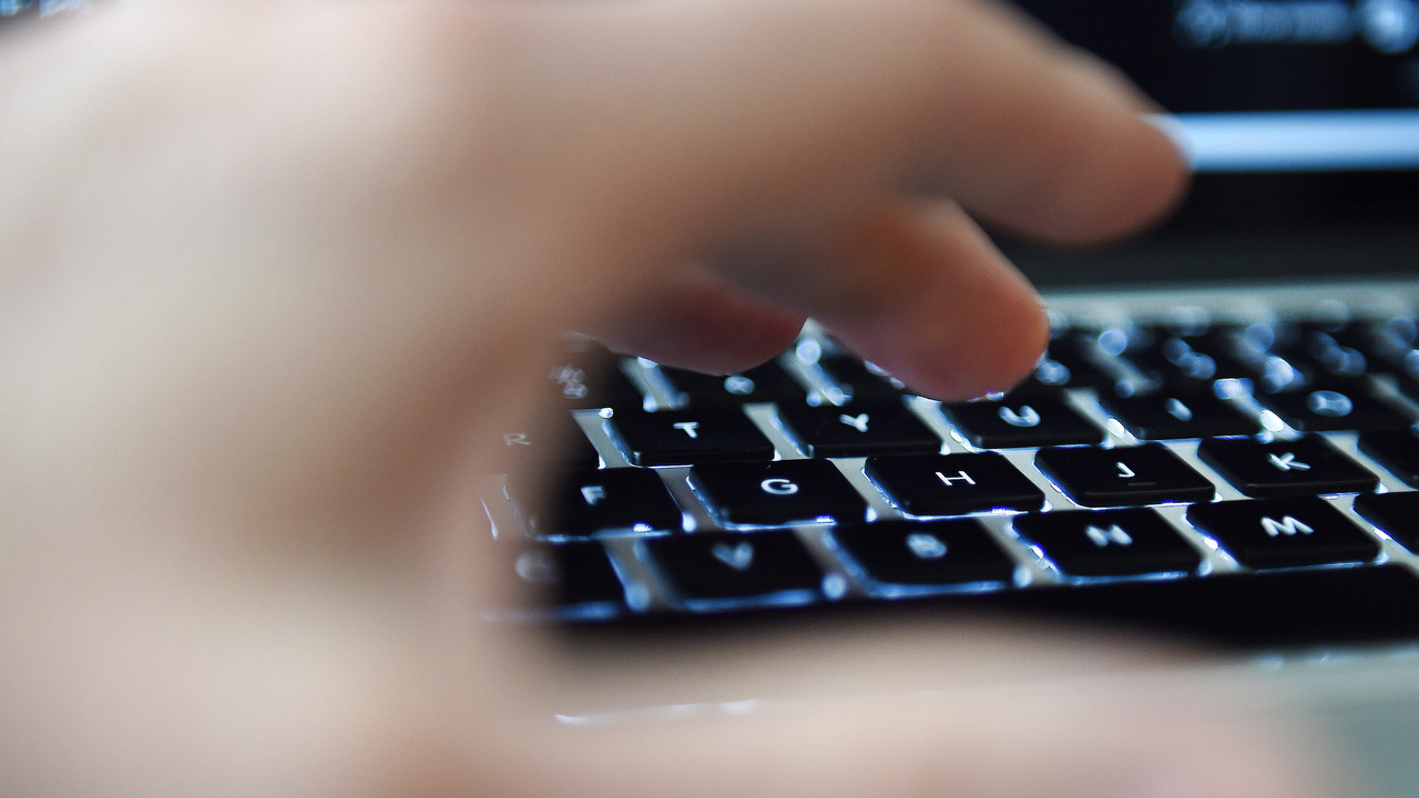 Schreibende Hand an der Tastatur.