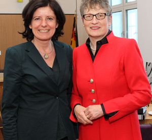 Ministerpräsidentin Malu Dreyer mit Beate Läsch-Weber, der Präsidentin des Sparkassenverbandes Rheinland-Pfalz; Bild: Stefan Sämmer / © Staatskanzlei