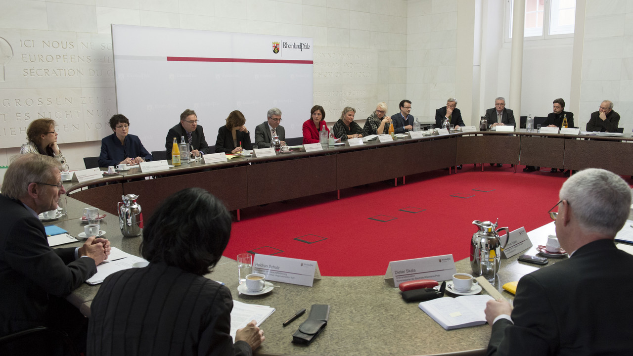 Ministerpräsidentin Malu Dreyer lud den Pakt für Rheinland-Pfalz und Fachleute betroffener Bereiche zum Thema Flüchtlinge ein; Bild: Pulkowski / © Staatskanzlei