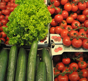 Tomaten, Gurken und Salat; Bild: dpa