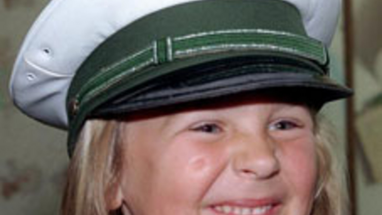 Mädchen mit Polizeimütze; Bild: rlp-Archiv
