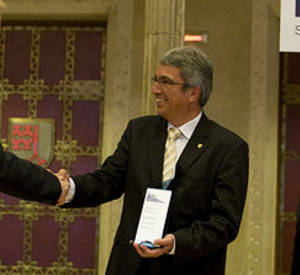 Klaus Stüllenberg (l.), Stiftung Kriminalprävention, und Hans Leyendecker (r.), Süddeutsche Zeitung, bei der Überreichung des Deutschen Förderpreises Kriminalprävention 2009 an Staatssekretär Roger Lewentz.
