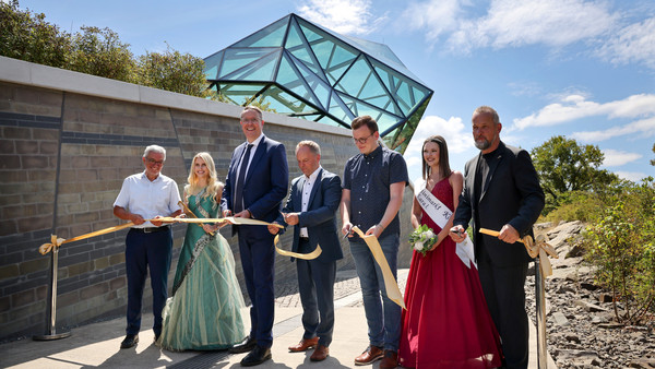 Ministerpräsident Alexander Schweitzer eröffnet Mythoshalle auf der Loreley