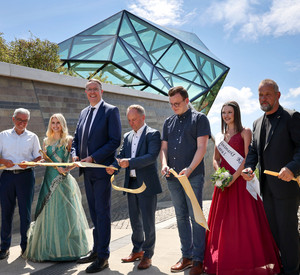 Ministerpräsident Alexander Schweitzer eröffnet Mythoshalle auf der Loreley
