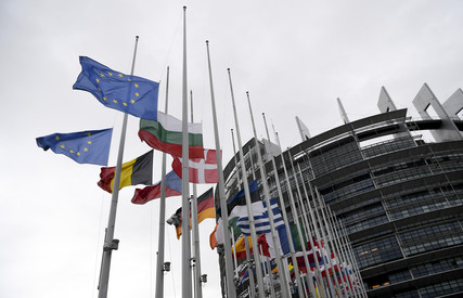 Die Flaggen der EU-Mitgliedstaaten wehen vor dem EU-Parlament in Straßburg.