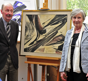 Klaus und Margarethe Posselt vor einem Bild von K.O. Götz; Bild: dpa / Archiv