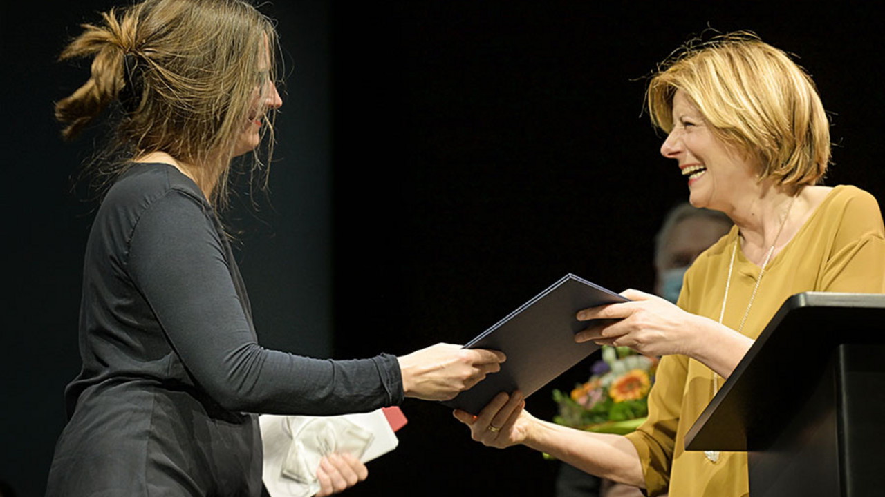 Ministerpräsidentin Malu überreicht Preisträgerin Kathrin Röggla den Else Lasker-Schüler-Dramatikpreis 2022